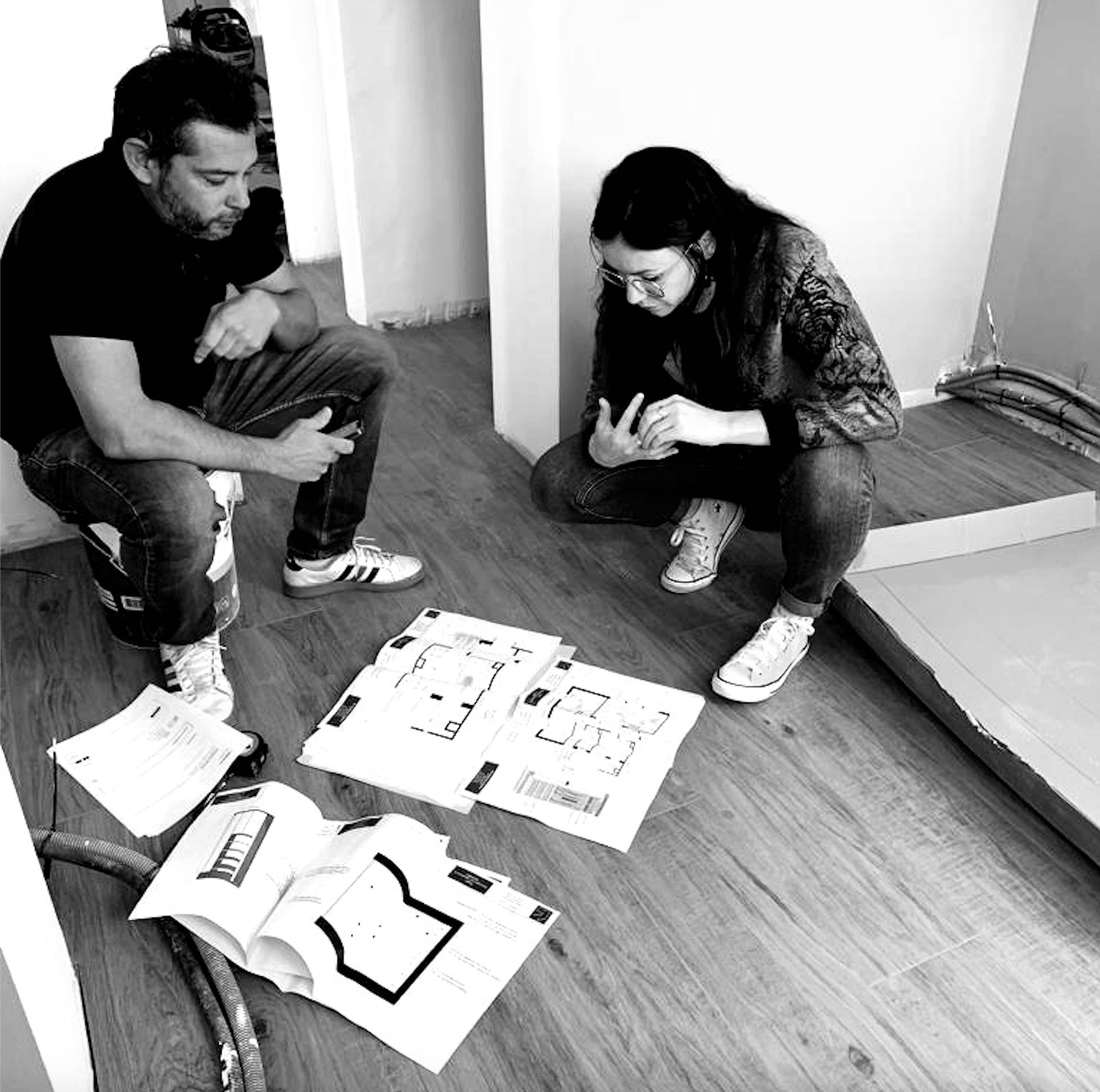 artisan et architecte qui coordonnent le chantier